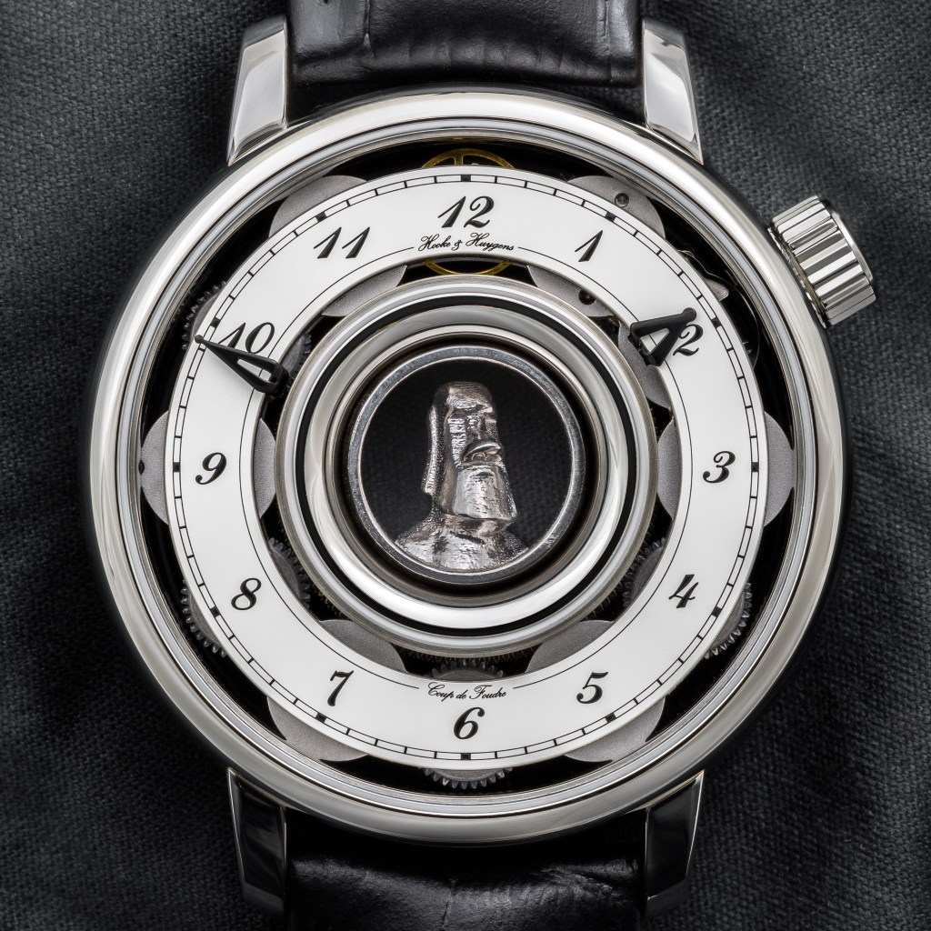 An image of the Hooke and Huygens Coup de Foudre with a Moai head sculpture.