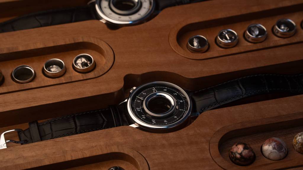 An image of the Hooke and Huygens watch and its presentation box.